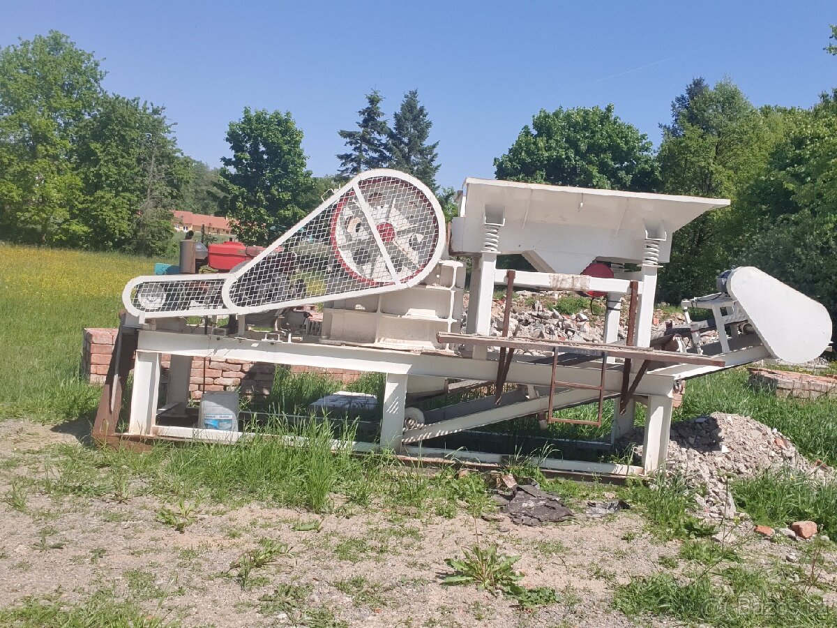 Drtič kamene, betonu , stavební suti
