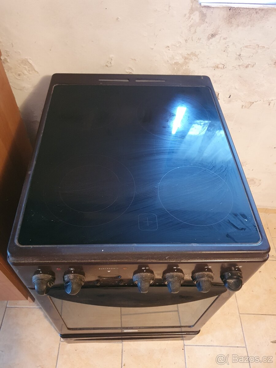 Elektricky sporák se sklokeramikou deskou