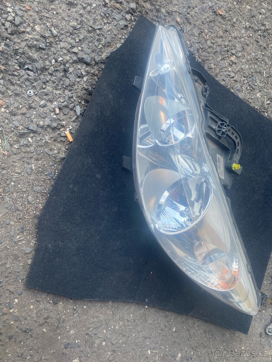 Leve přední světlo peugeot 207