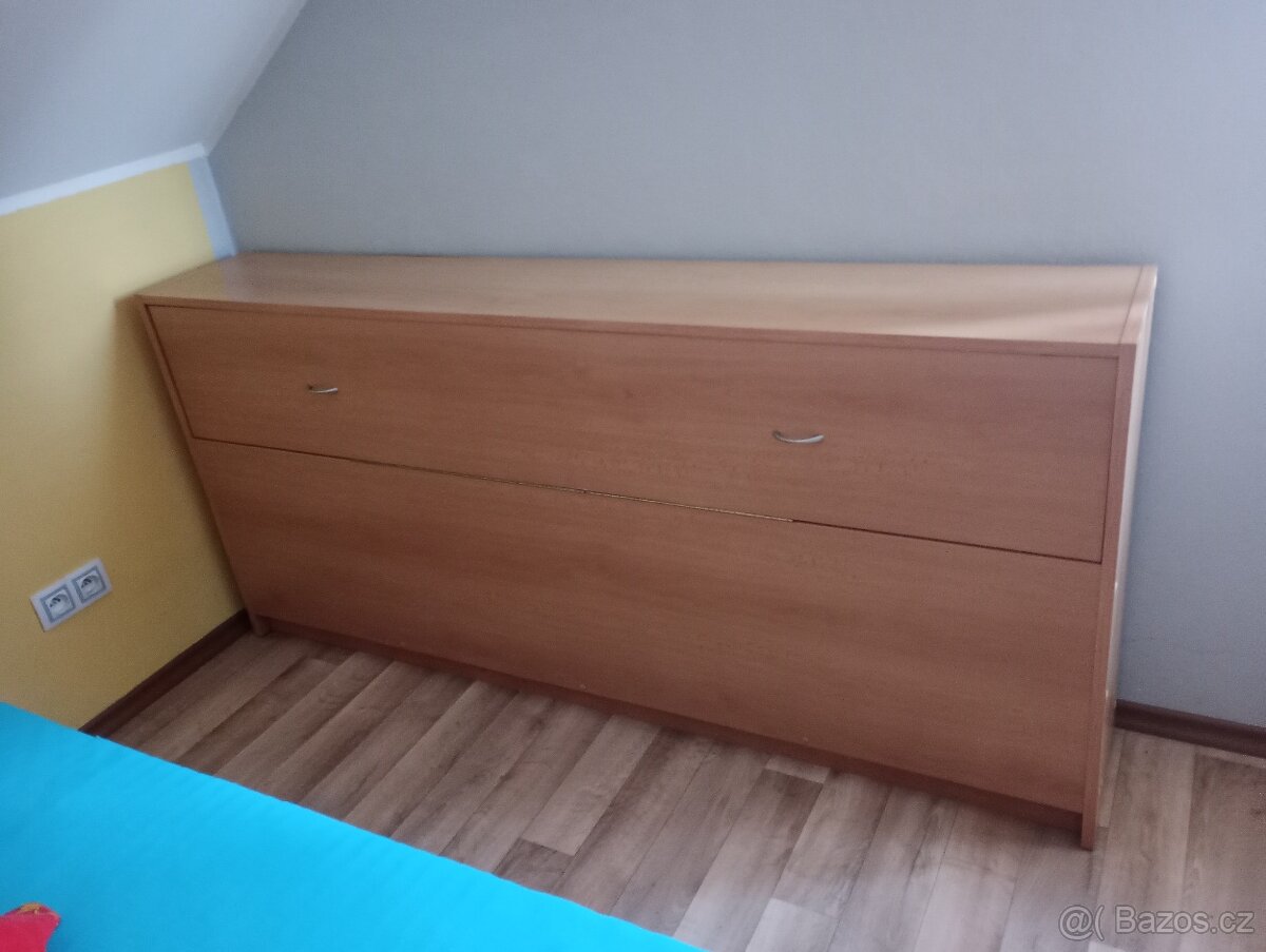 Pěkný velký peřiňák,komoda