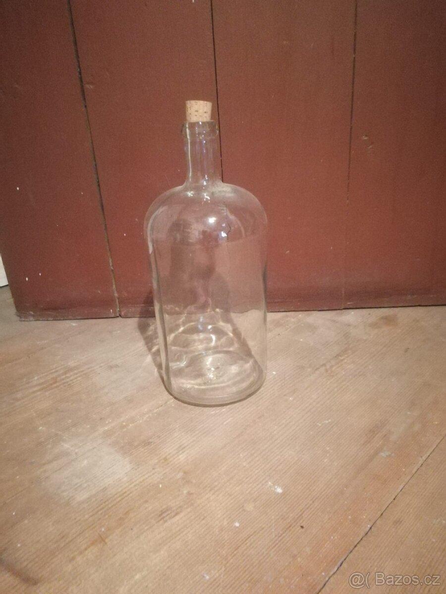 Starý skleněný demižón obsah 5 L, výška 40 cm