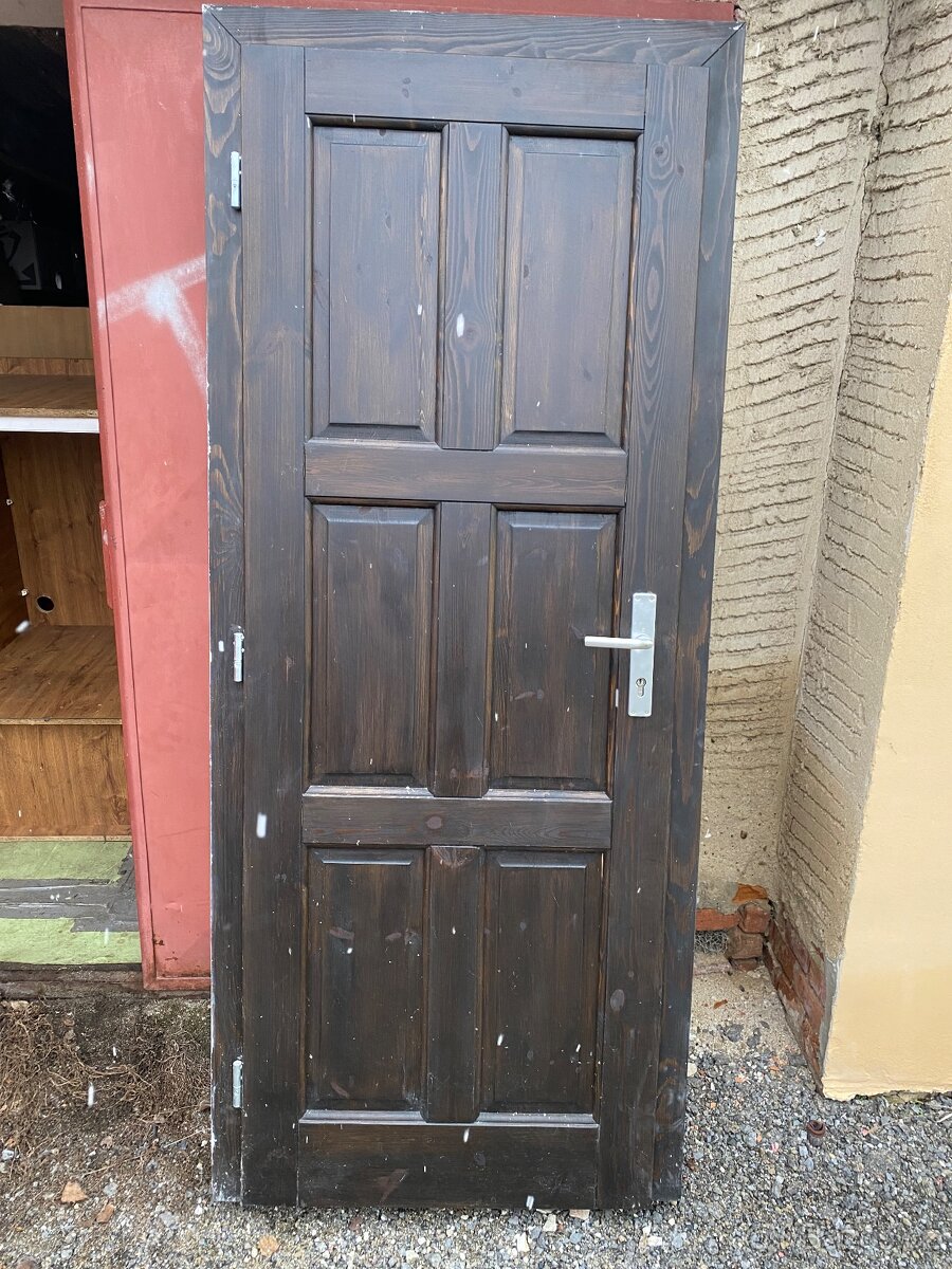 Dveře dřevěné včetně obložek, dekor palisandr, kování, 70 L