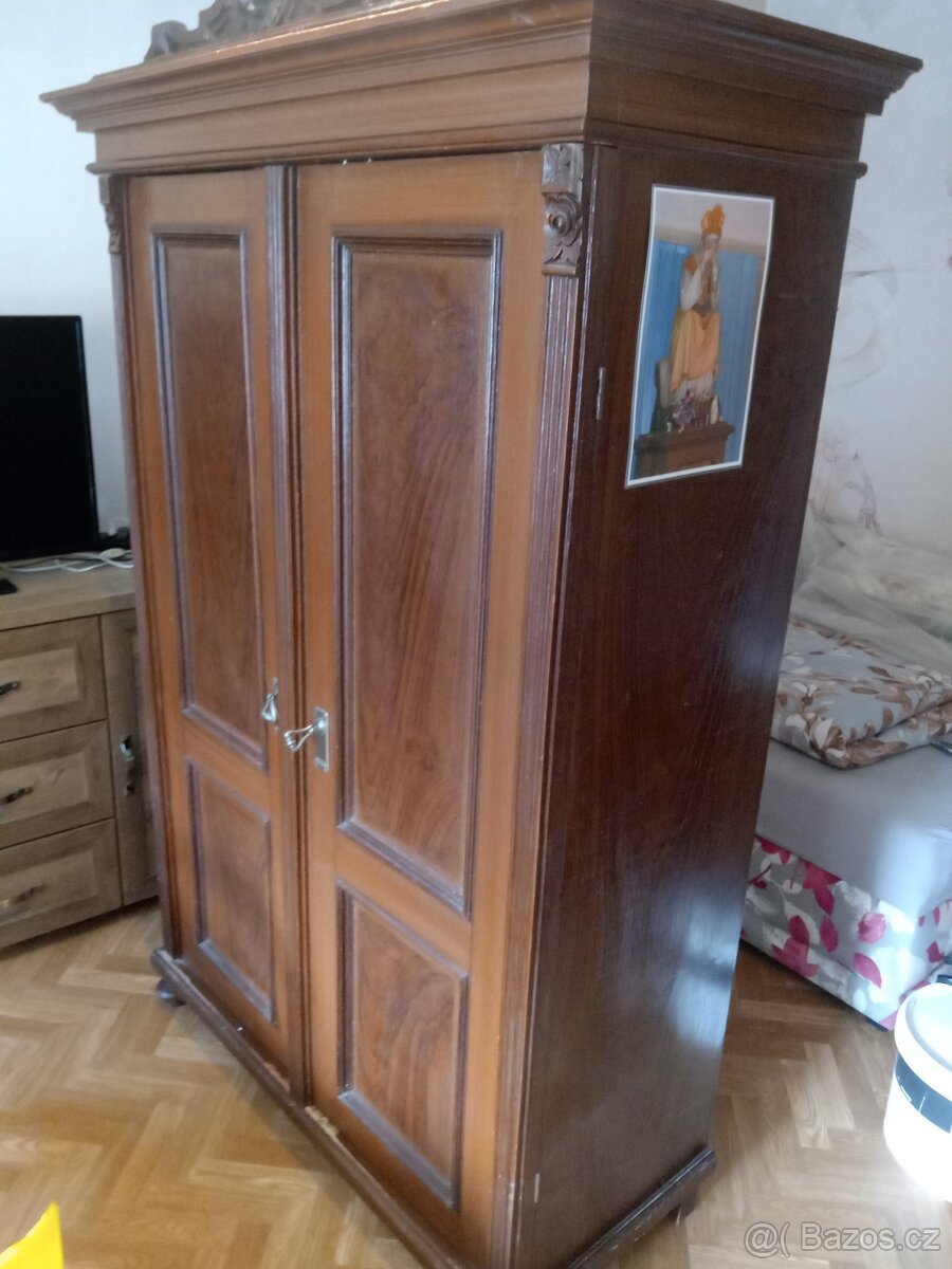 Prodám starožitnou skrin