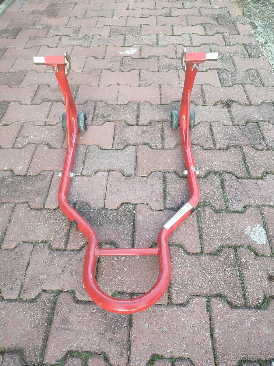 Stojan na motorku pod zadní rolny
