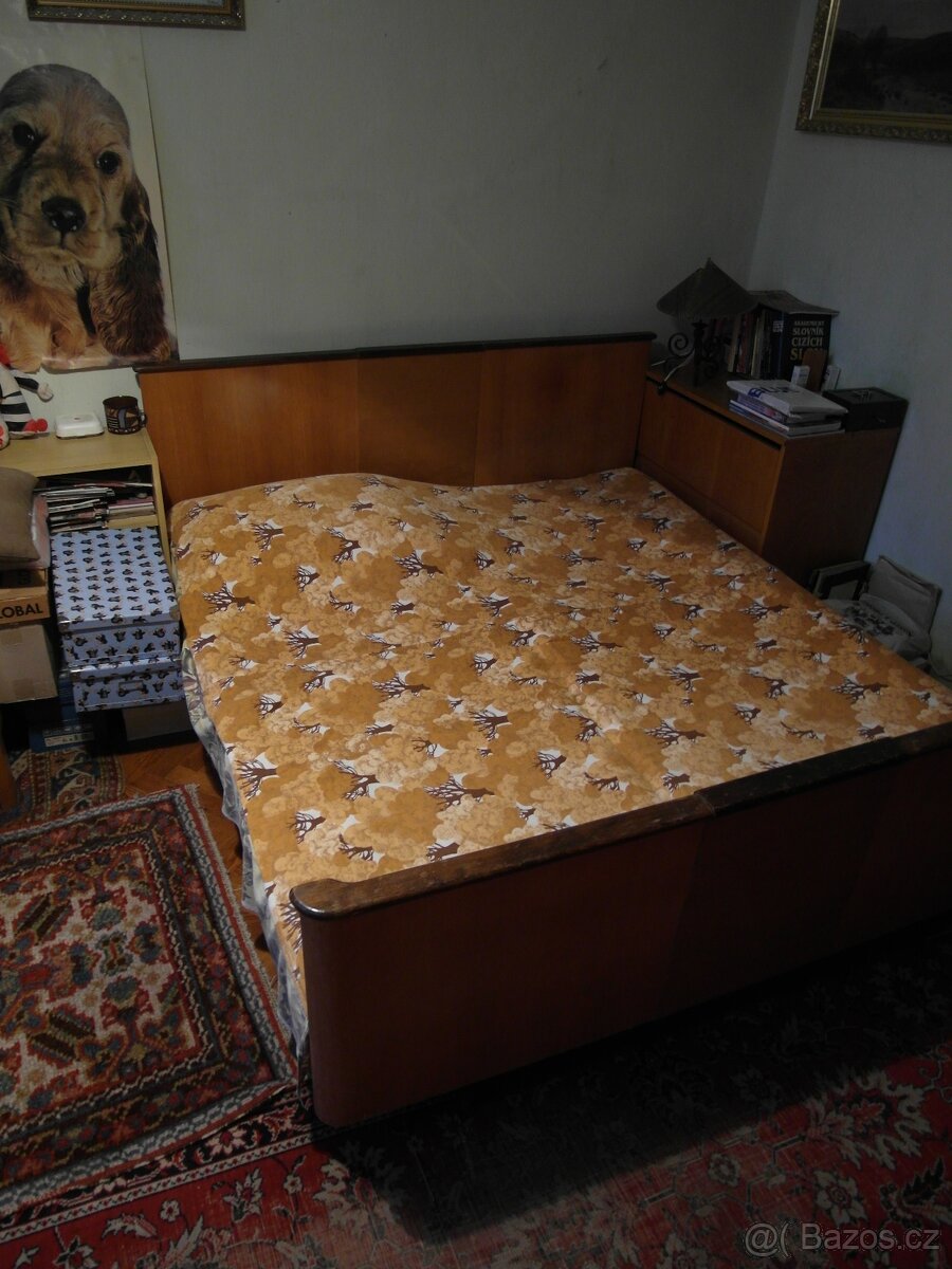 Starožitná manželská postel Brusel