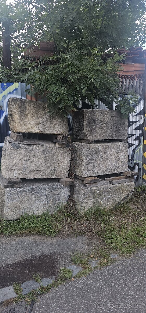 Kameny piskovec a zula