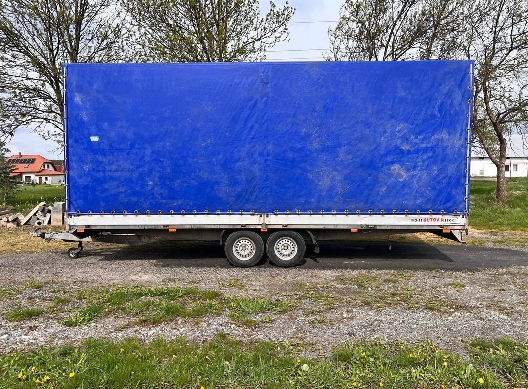 Vlek s plachtovou nástavbou