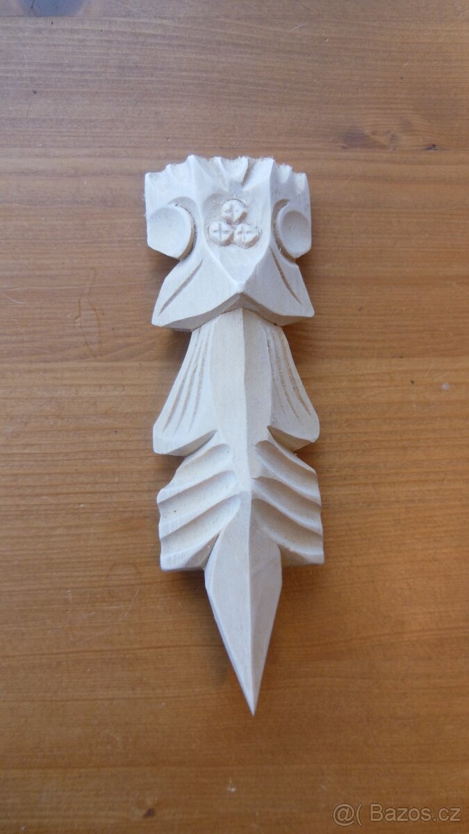 Ručně vyřezávané rohové řezby z lipového dřeva