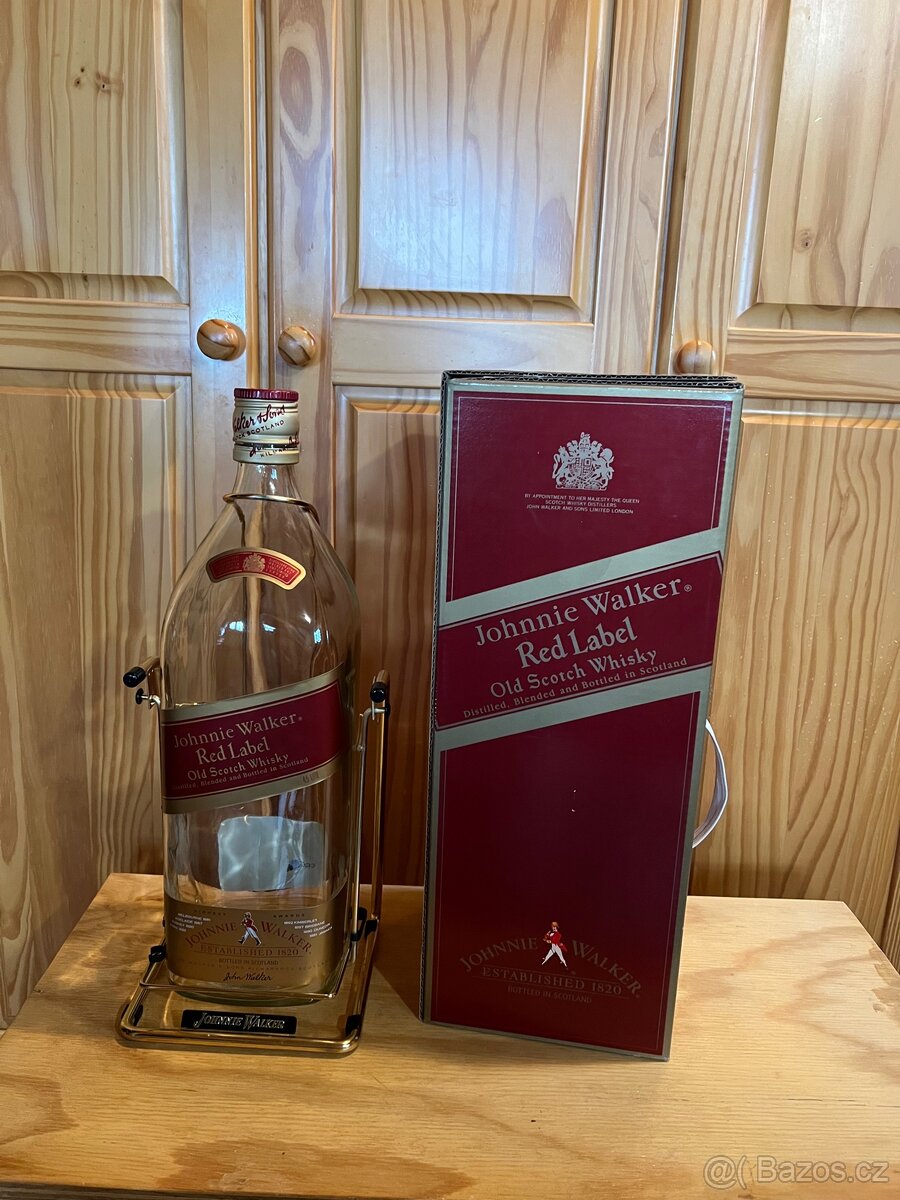 Láhev od whisky JOHNNIE WALKER v kolebce