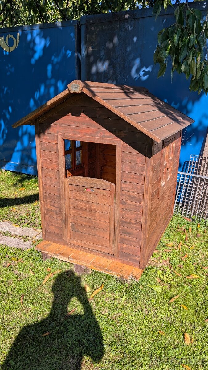 Dreveny domecek TOP. Natreny.