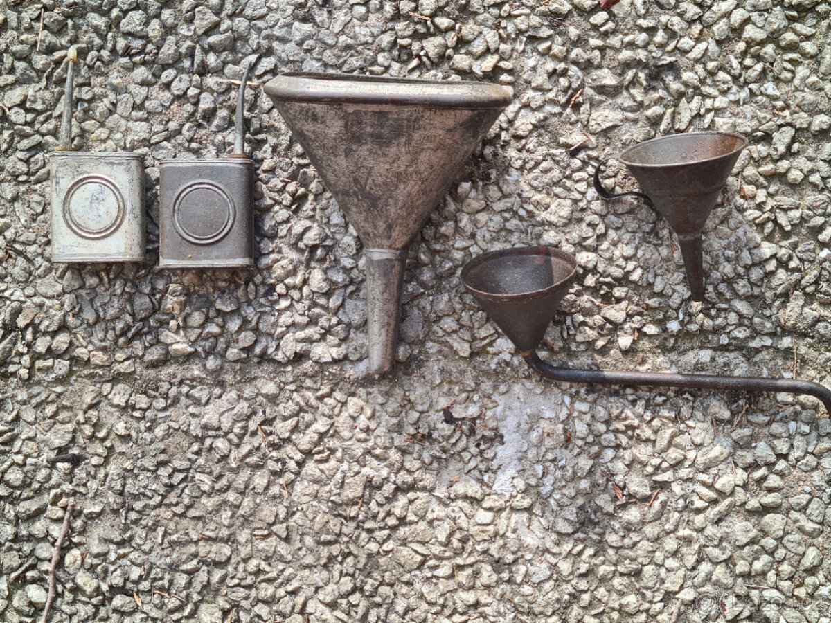 Starý plechový trychtýře