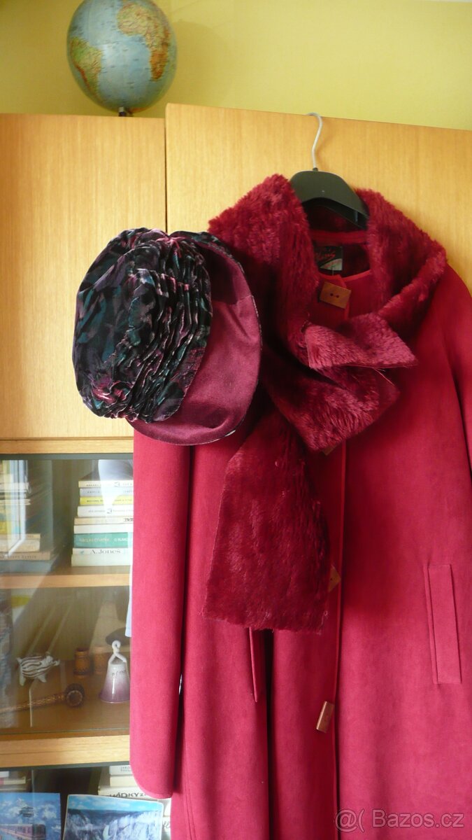 Dámský klobouk a kabát