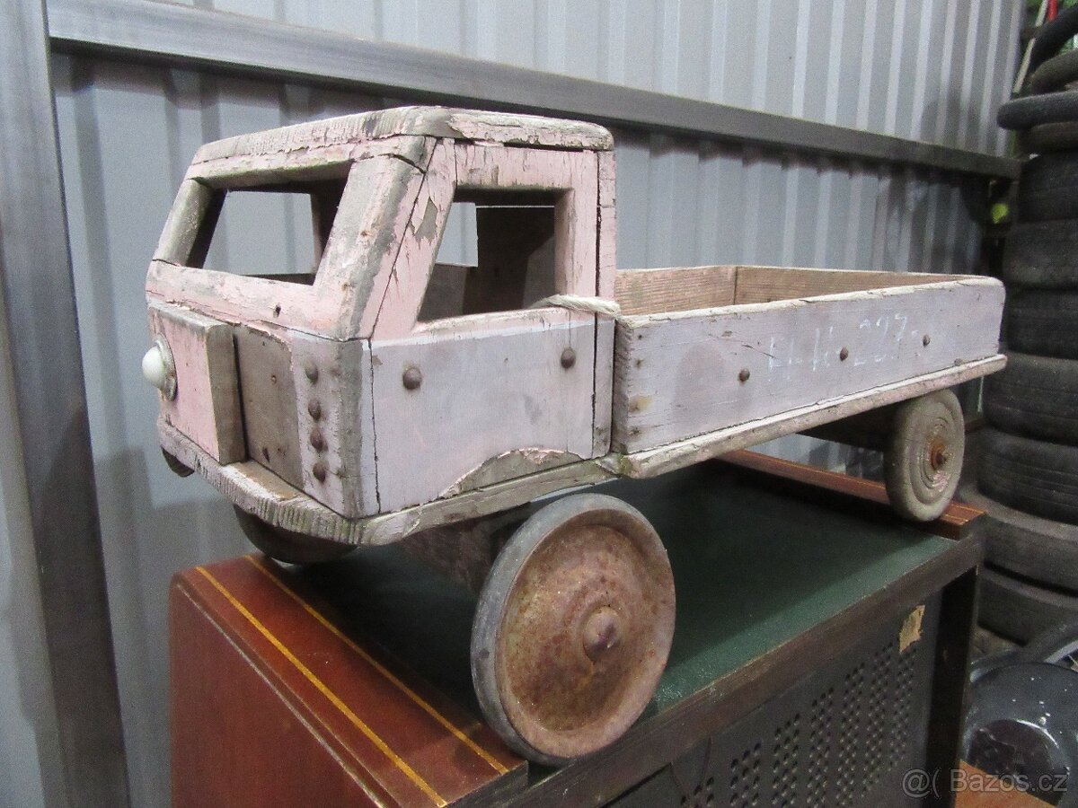Nabízím starožitný dřevěný model auta. Jen co je a foto. Nej