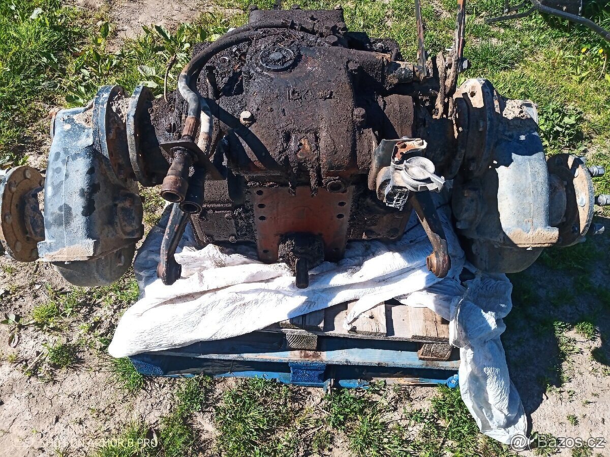 Prodám zadek kompletní z traktoru 7011