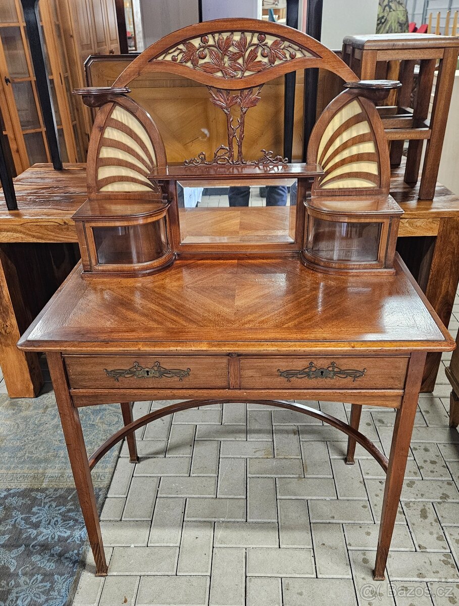 Toaletní stolek řezbovaný