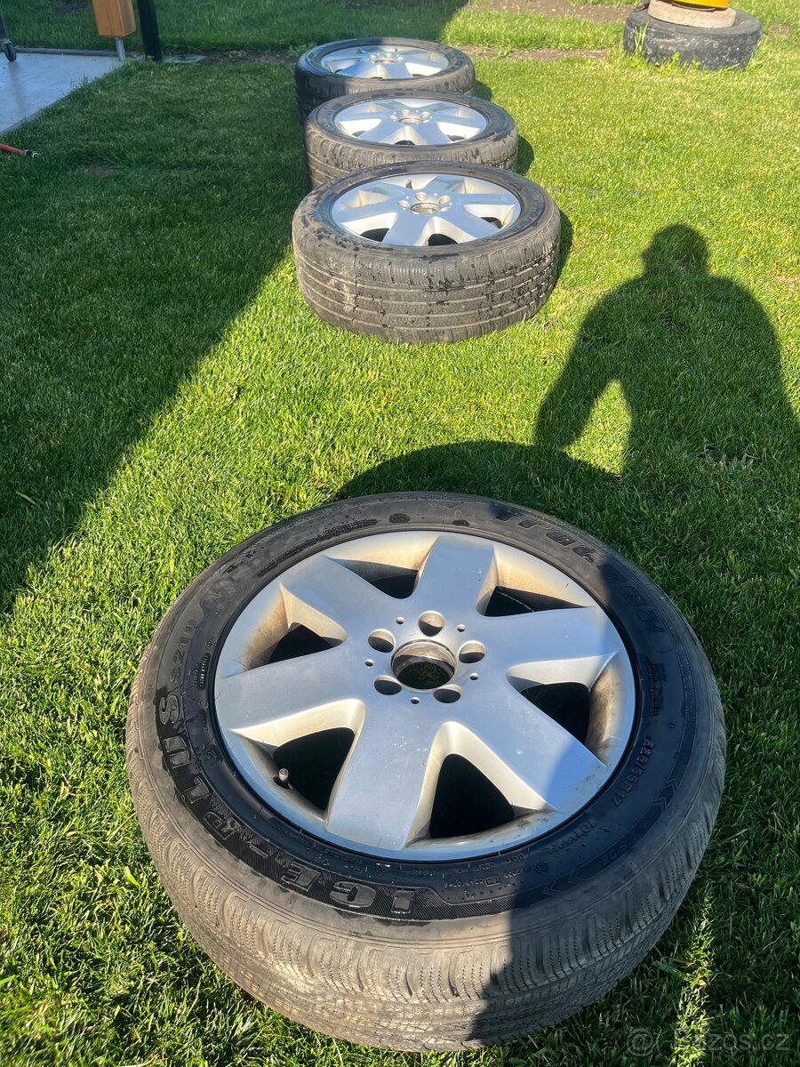 Alu kola Mercedes Viano