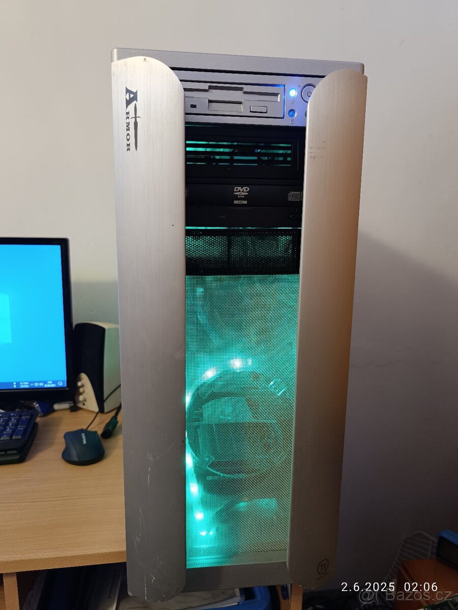 počítač v serverové case
