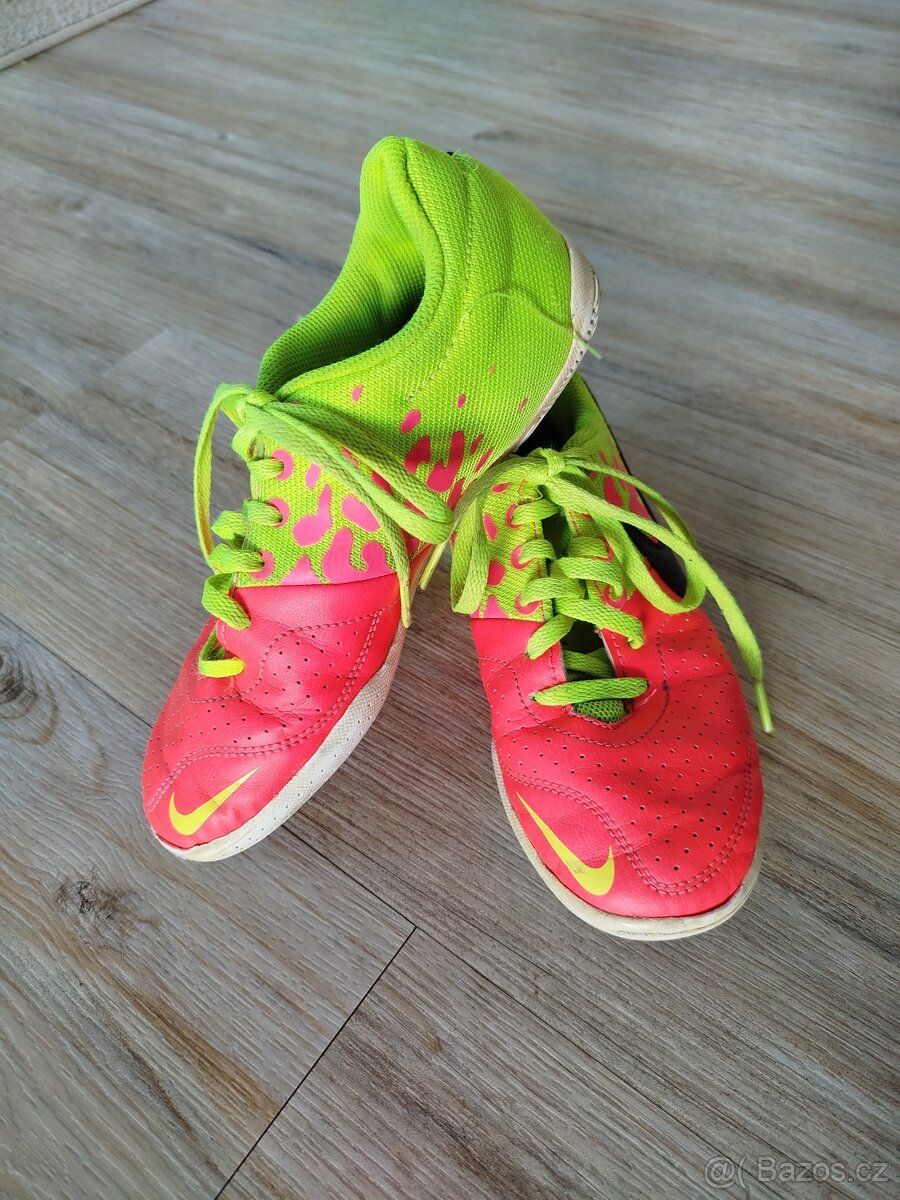 Dětské sálovky Nike, vel. 35, stélka 22cm