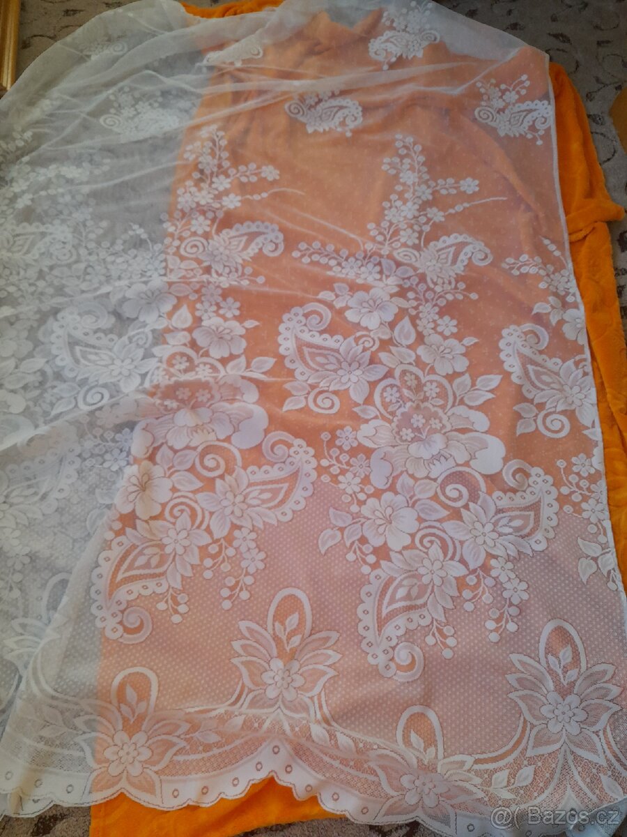 Záclona výška 210 cm x šíře 290 cm.