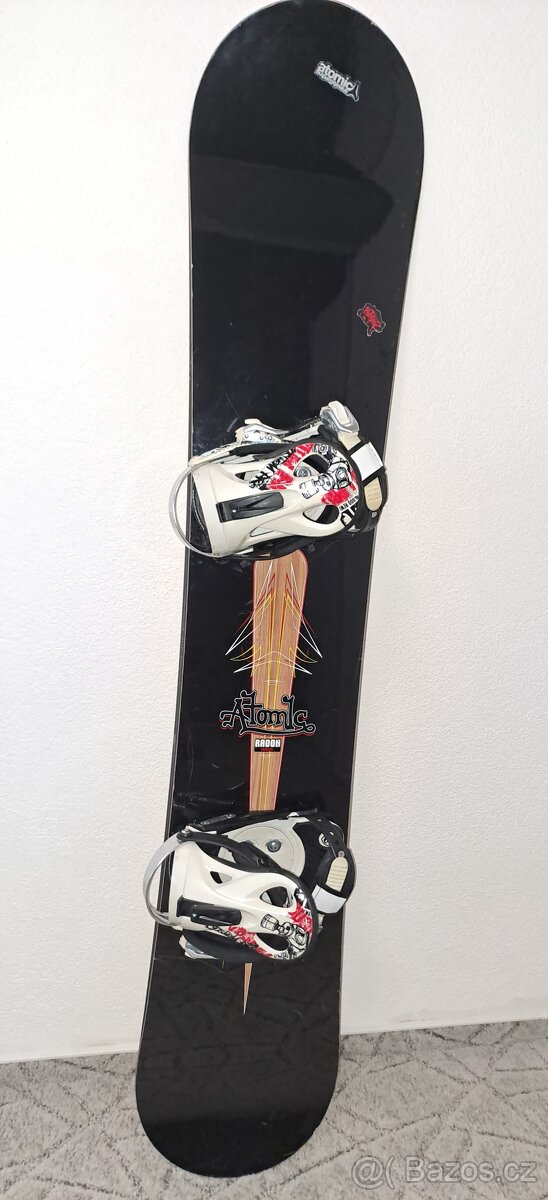 Snowboard Atomic s kvalitním vázáním