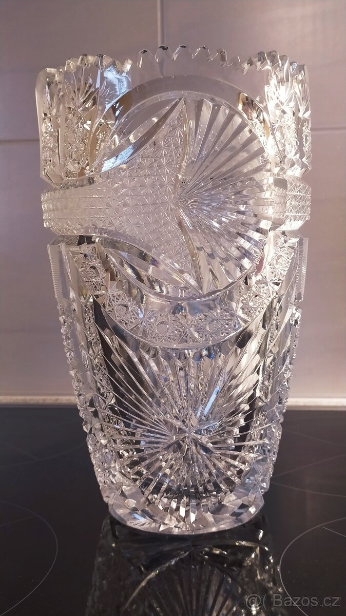nádherná broušená váza