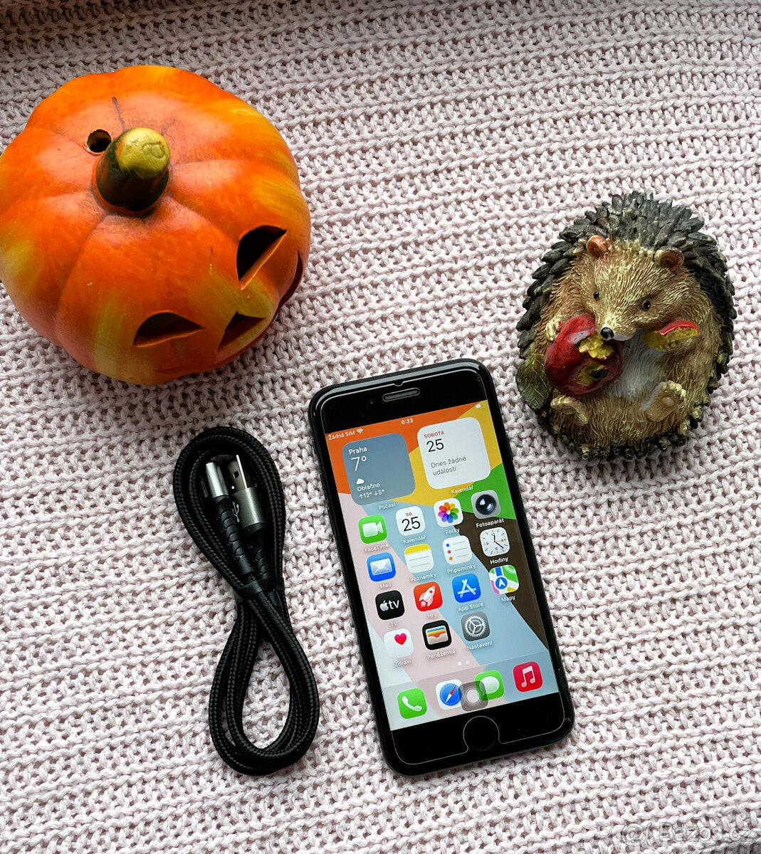 HLEDÁŠ IPHONE? Prodám Apple SE 2020 - 64GB - BLACK