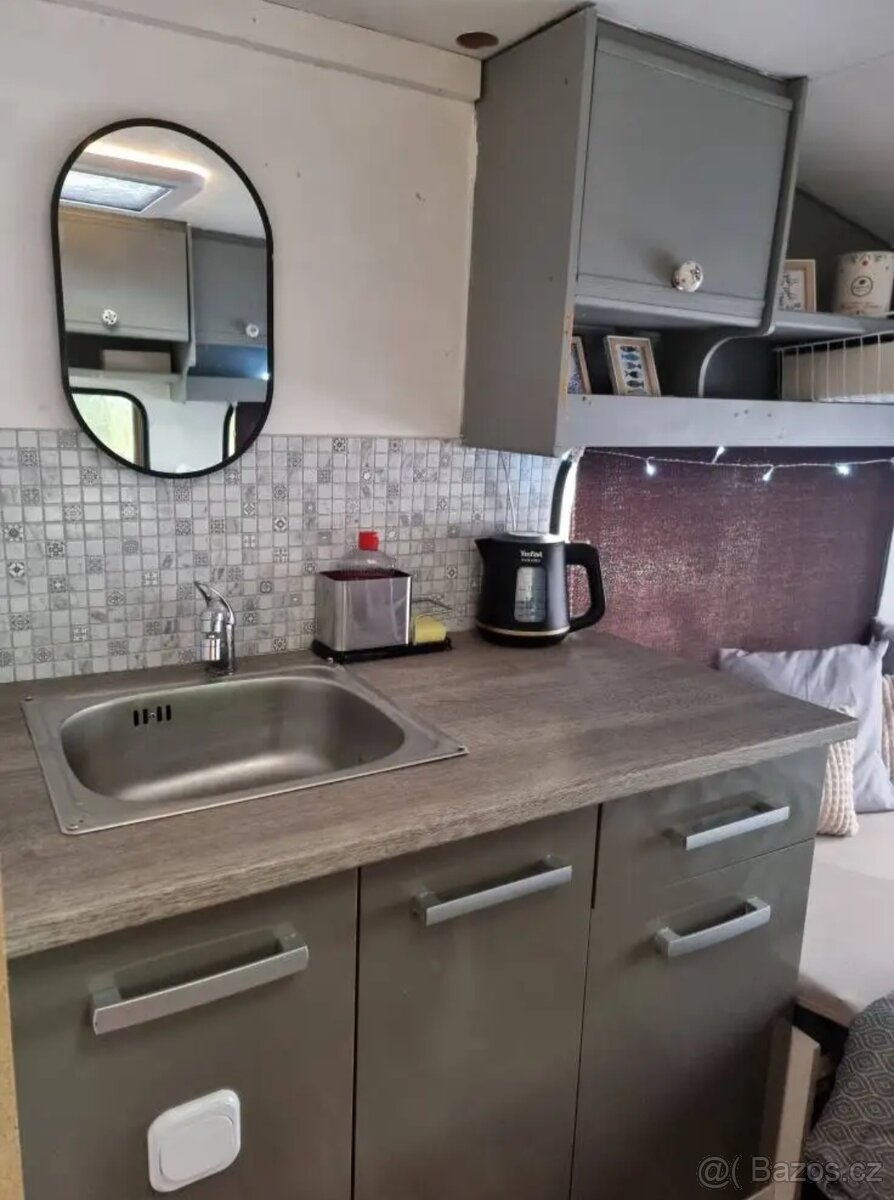 Dlouhodobý pronájem zahrady s karavanem