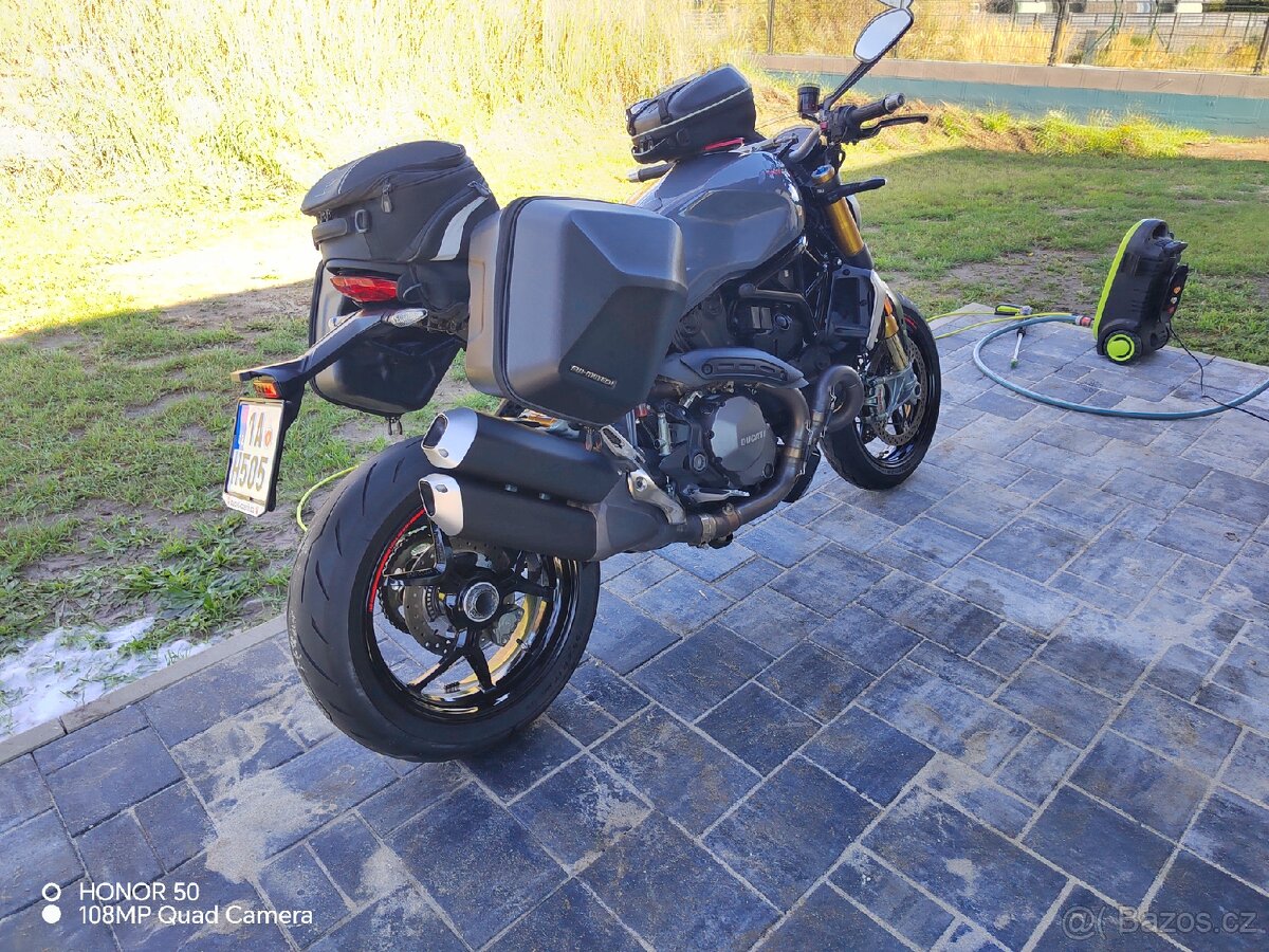 Ducati Monster 1200S