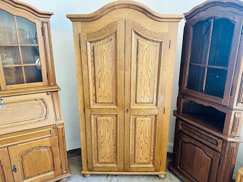 970 Dřevěná skříň frézovaná masivní provedení