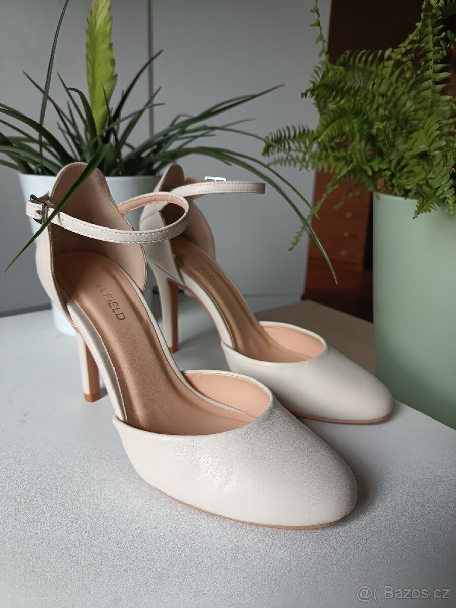 Boty na podpatku, Anna Field