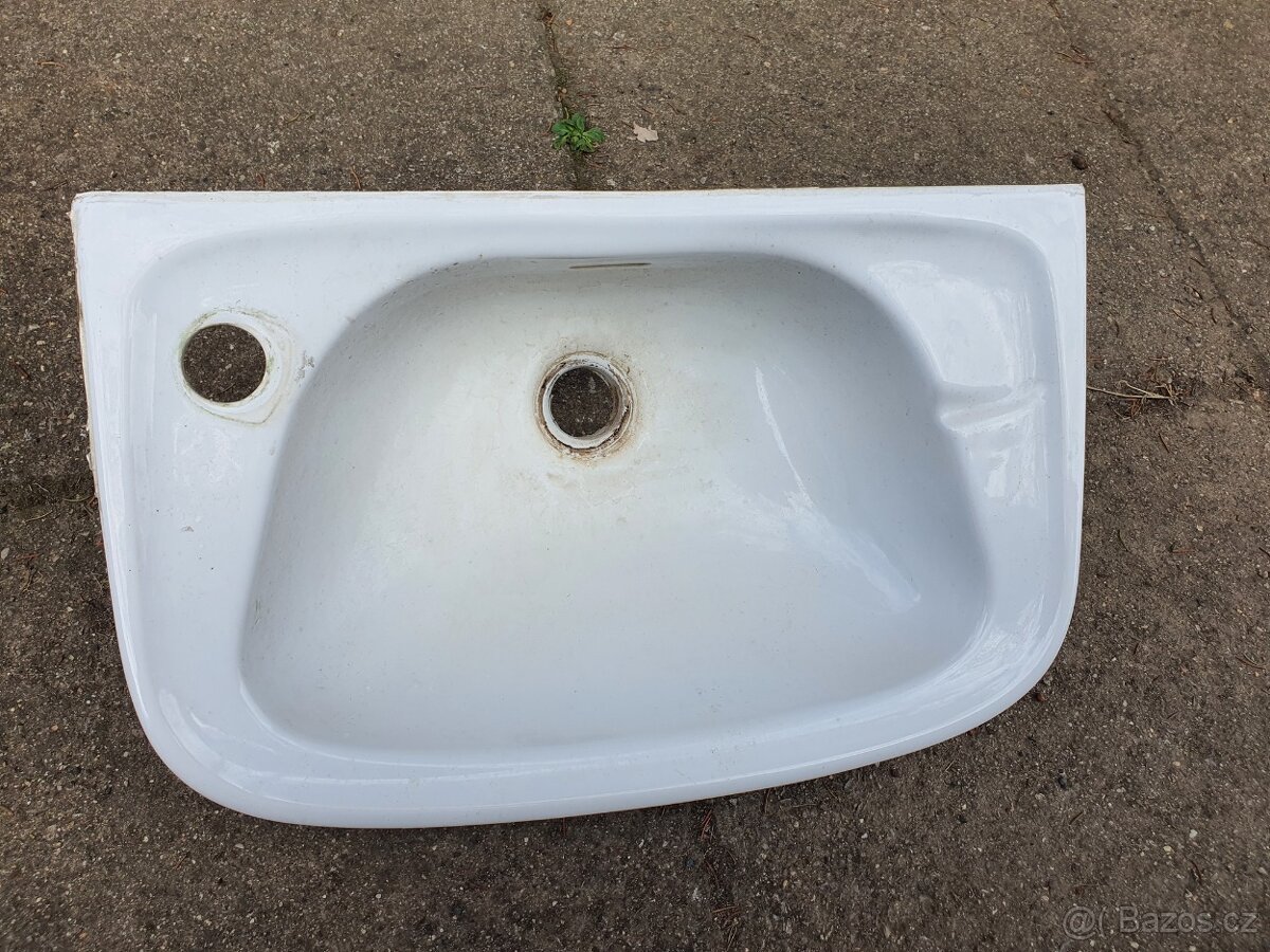 úzké malé umyvadlo na WC