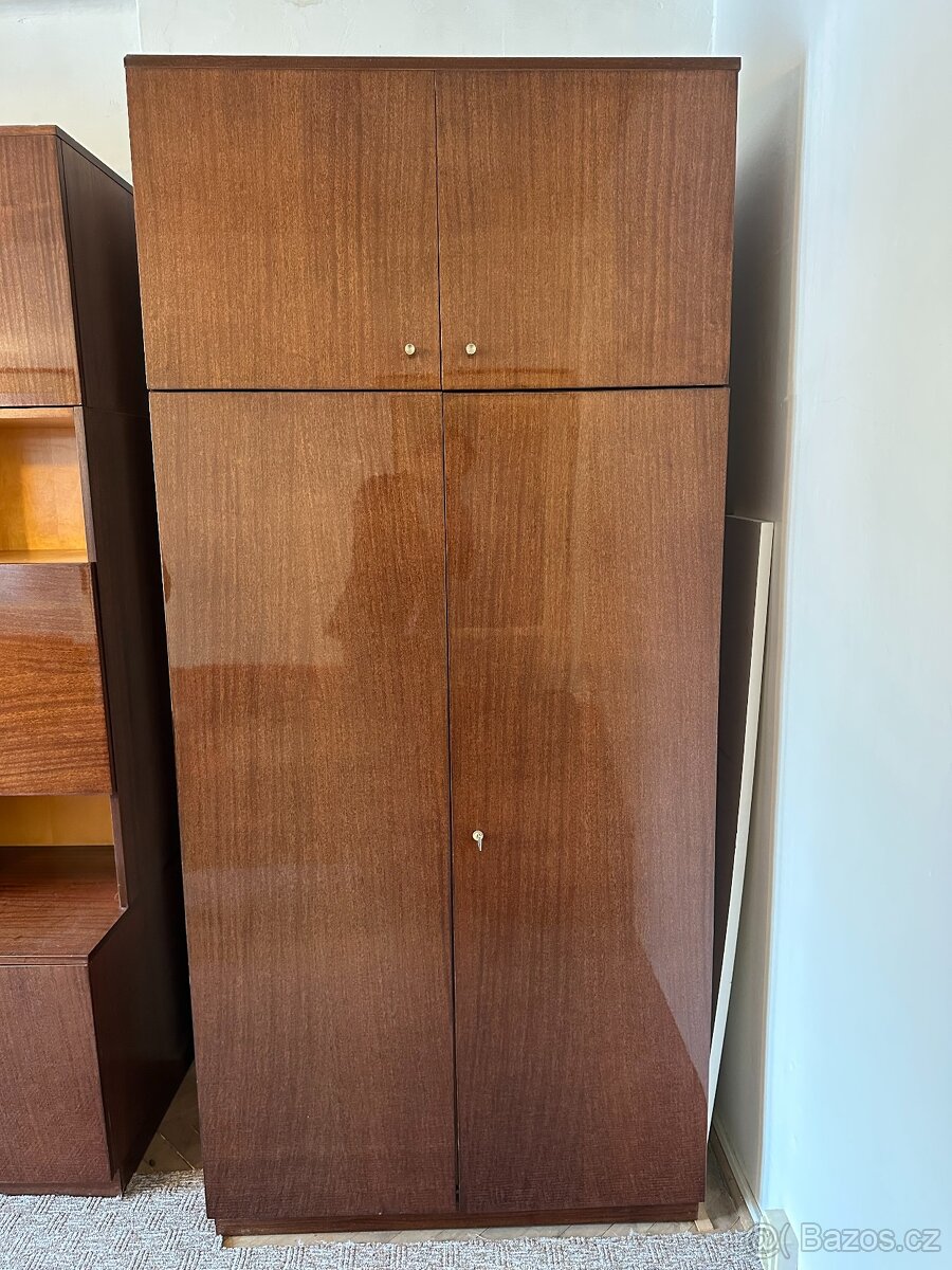 šatní skříň