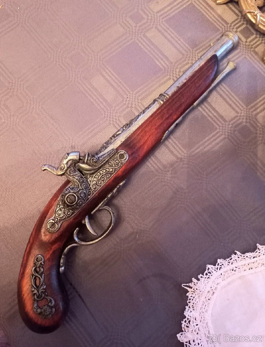 Pistole
starožitné model