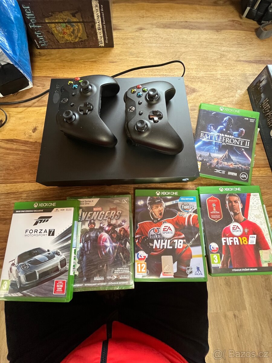 Xbox One X + 5 her + 2 originální ovladače