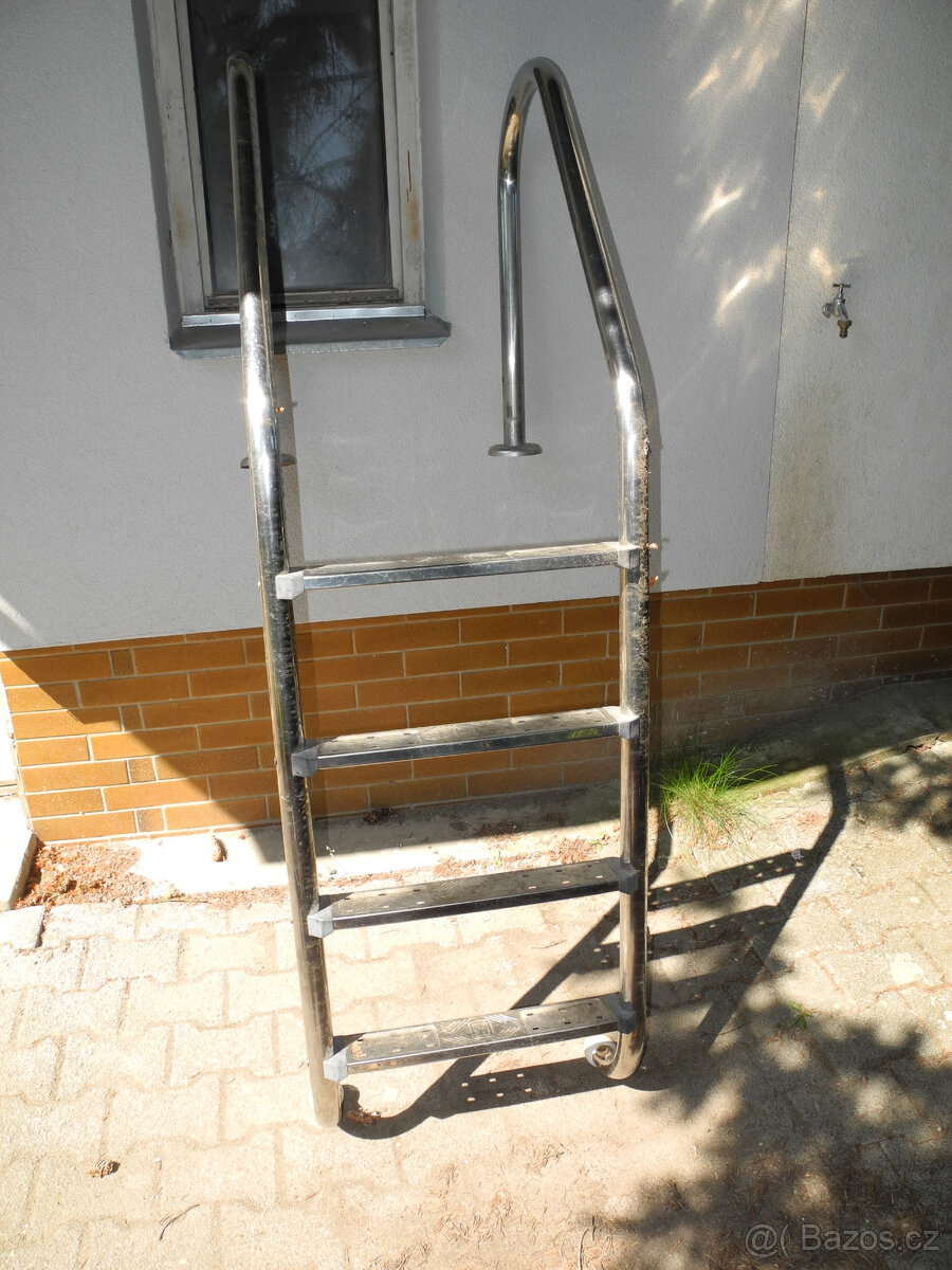 nerezové schůdky k bazénu