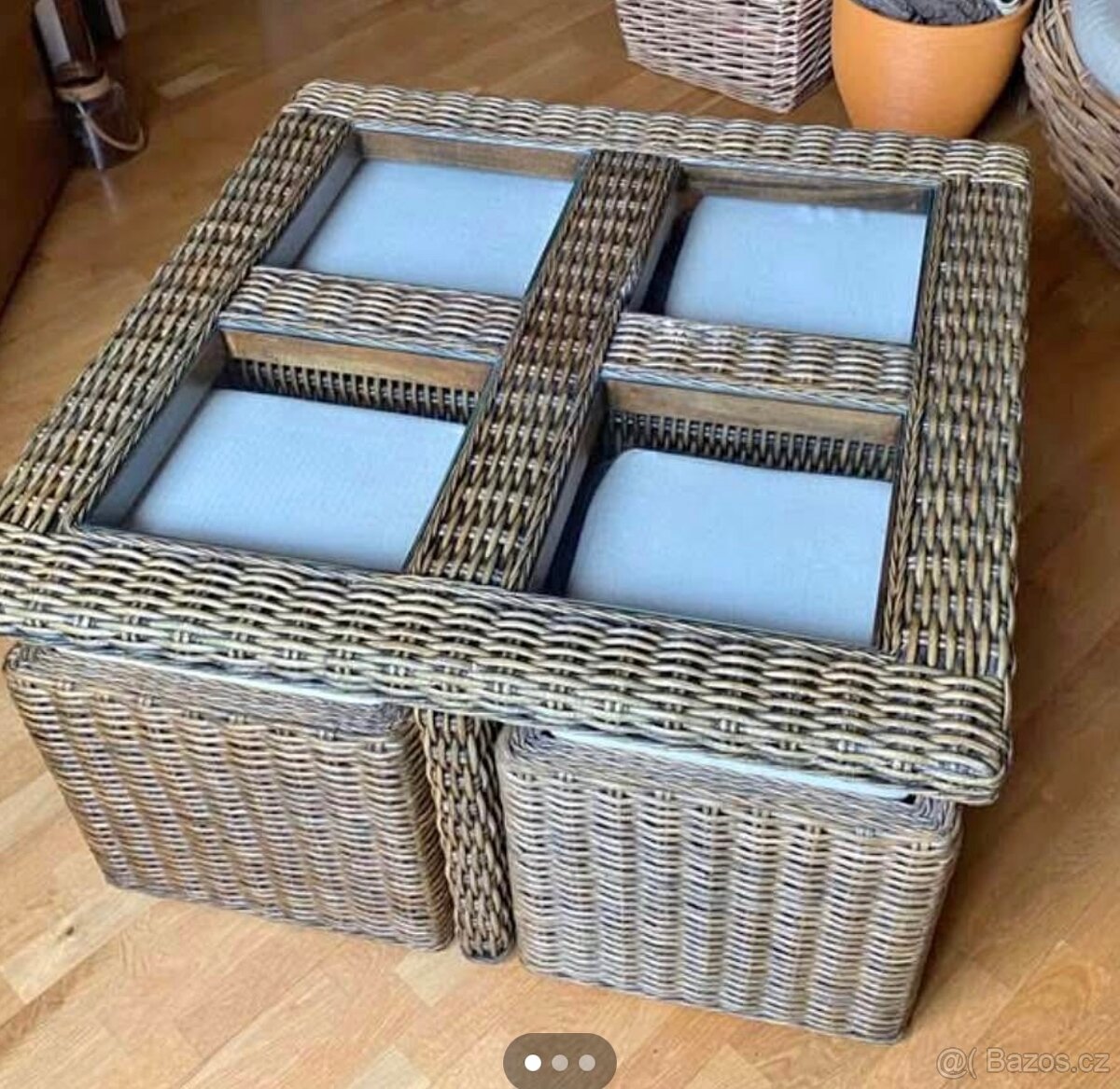 Ratanový stolek s taburety