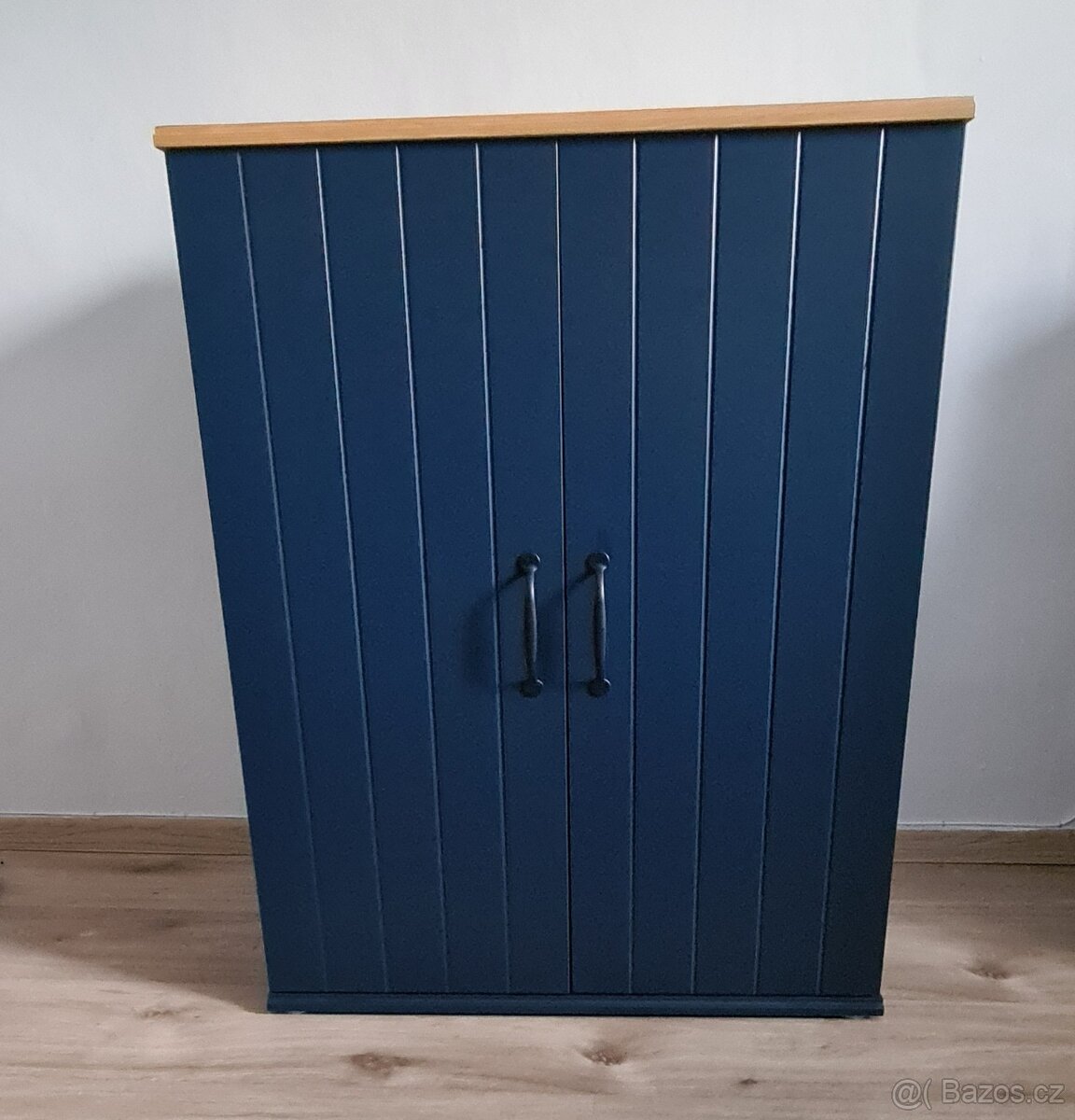 Moderní dvoukřídlá skříňka IKEA Skruvby