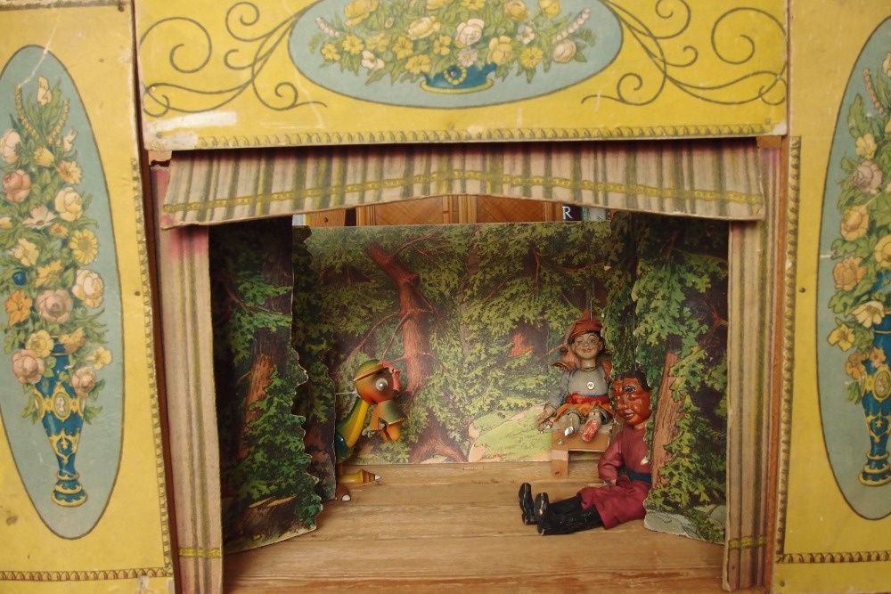 starožitné loutkové divadlo