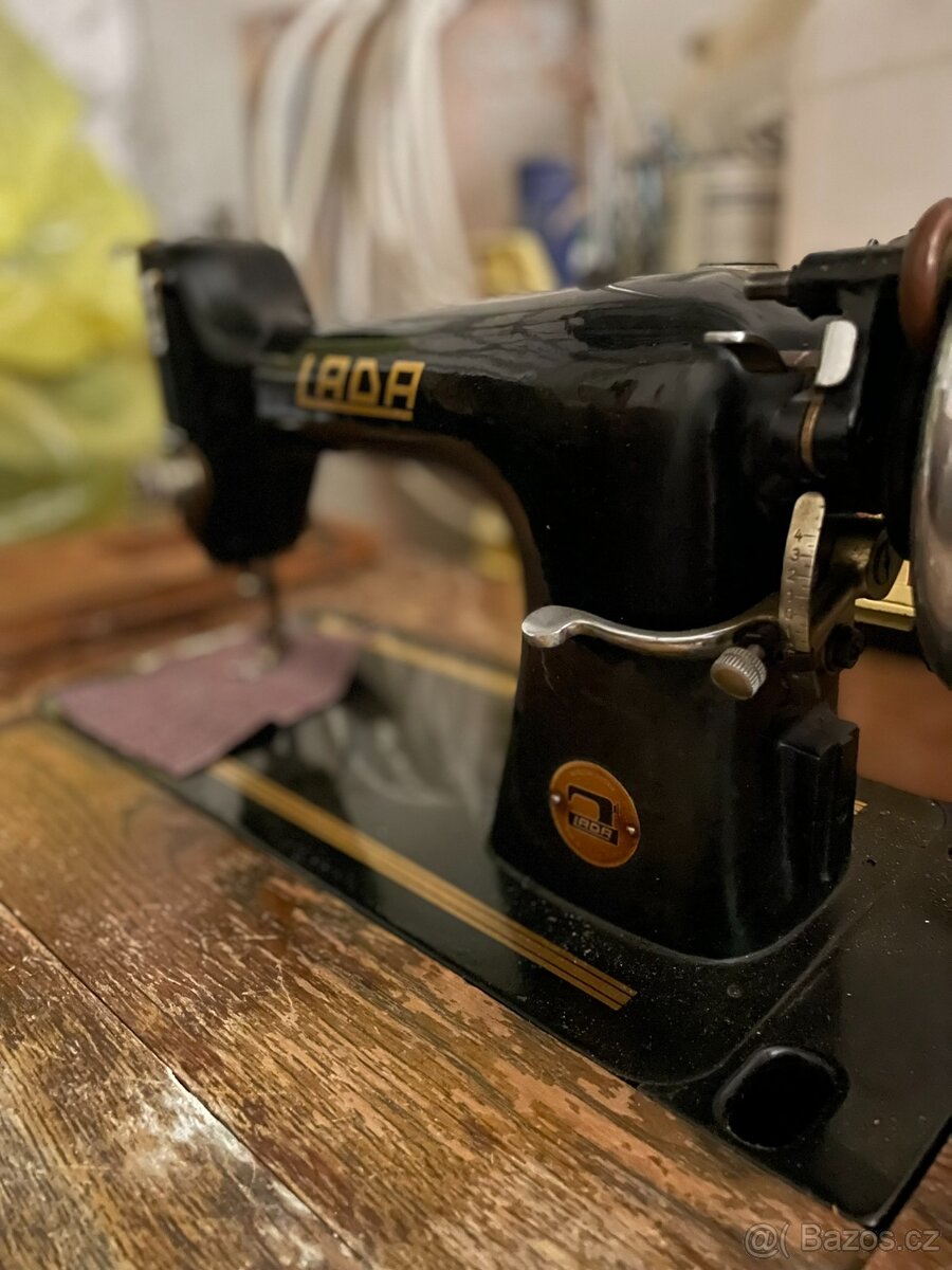 Starožitný šicí stroj Lada
