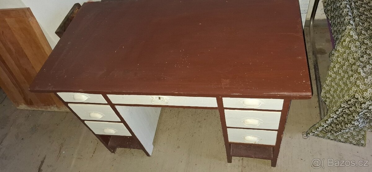 Stůl 100 let starý