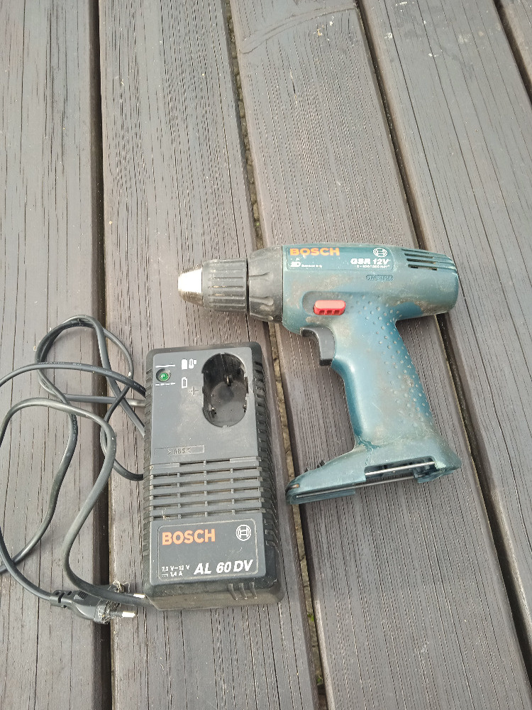 Vrtačka a nabíječka aku BOSCH GSR 12V Professional