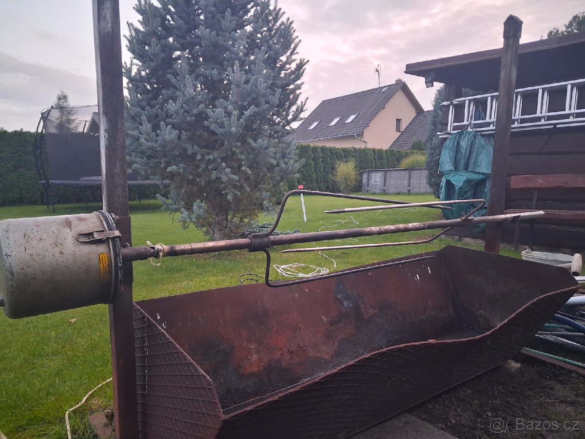 Gril na sele, kýtu, kuřata.