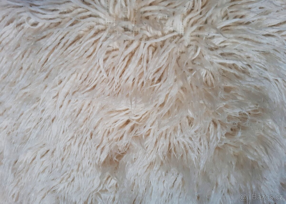 Vlněný přehoz na sedací soupravu