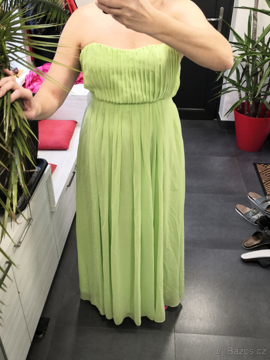 Hráškově zelené plesové šaty