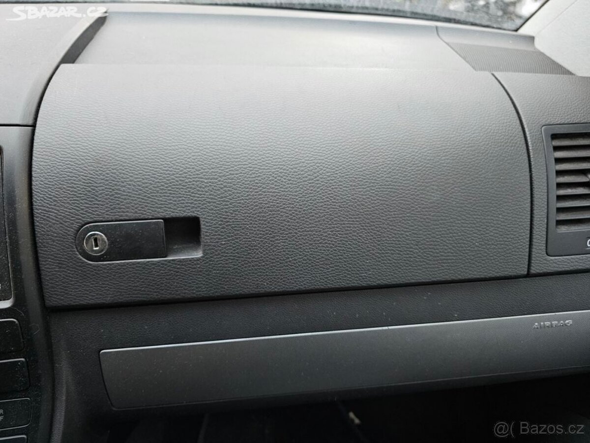 Kastlík spolujezdce VW Multivan T5 T5.1