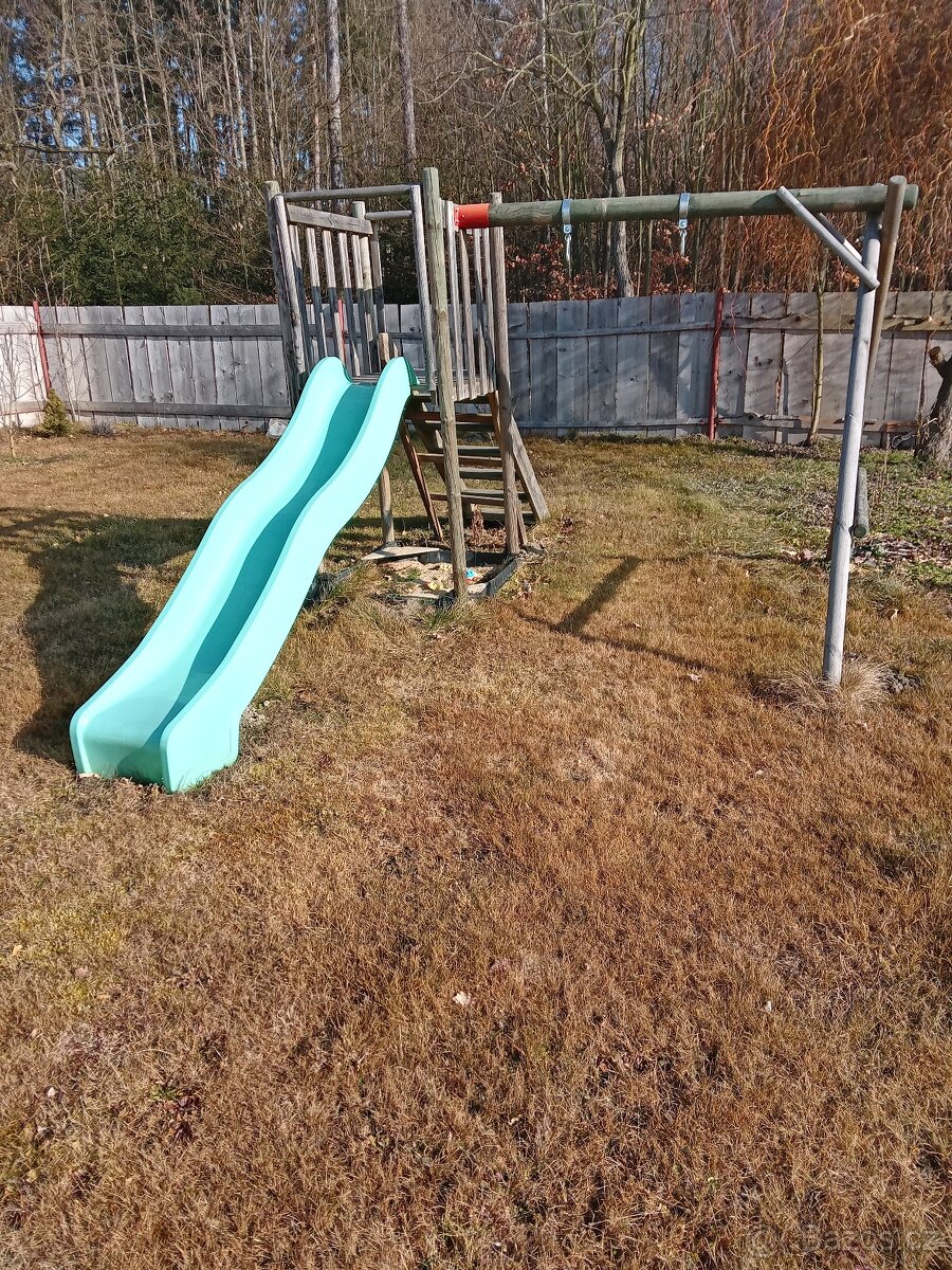 Dětská zahradní skluzavka s houpačkou