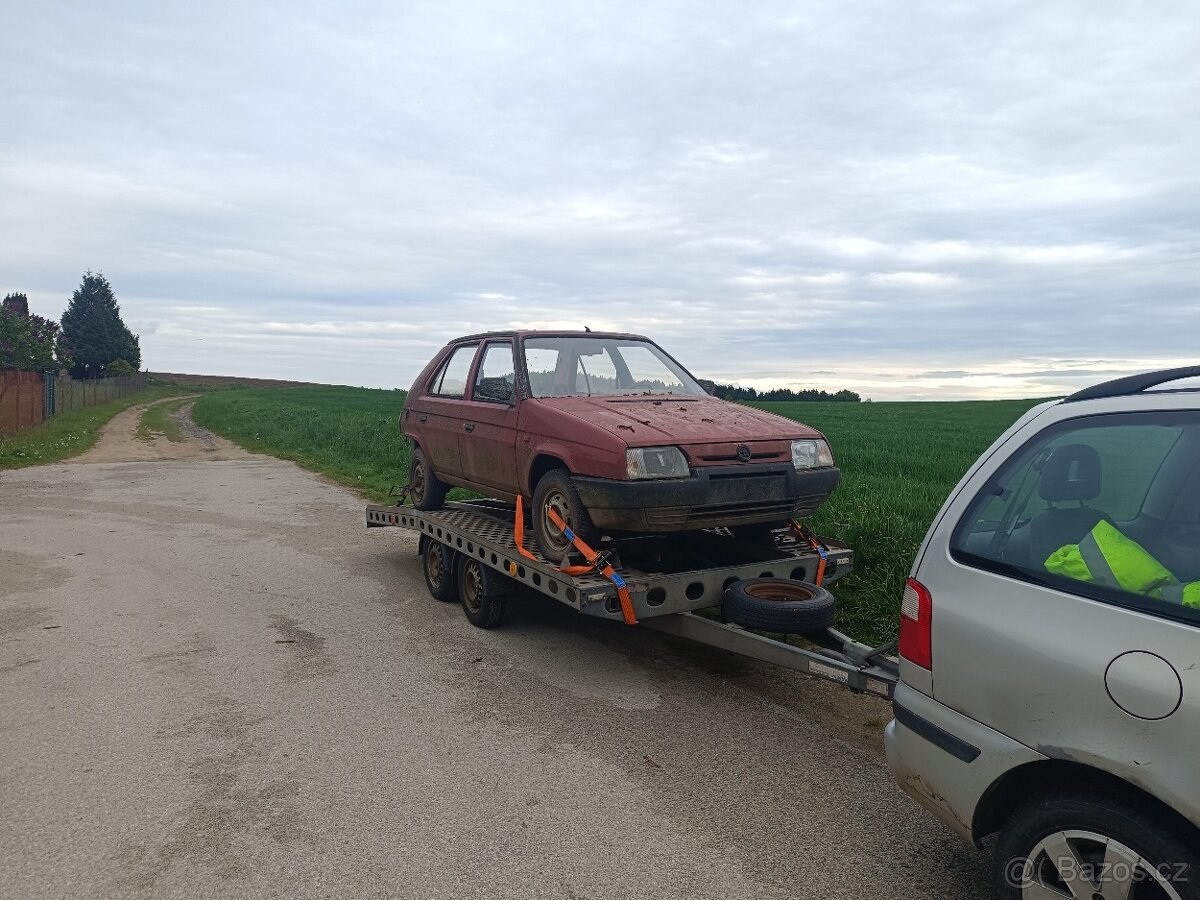 Auto na pole
