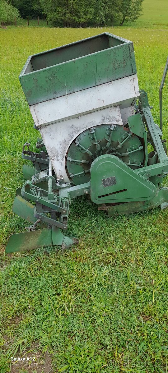 Sazec brambor za malotraktor