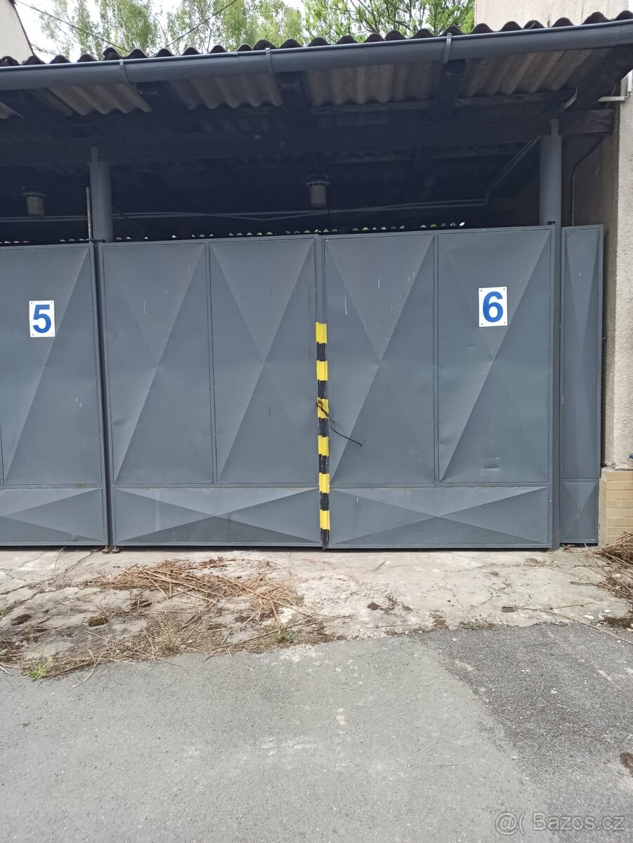 2x plechová vrata šířka 3,83m, výška 3,63m