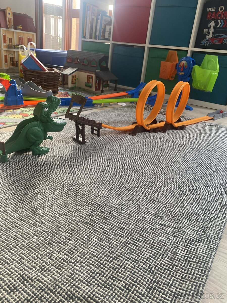 Autodráha s dinosaurem